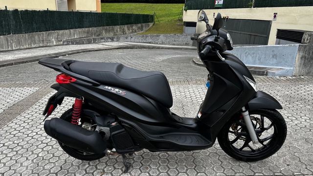 Moto negra Piaggio X-EVO 125
