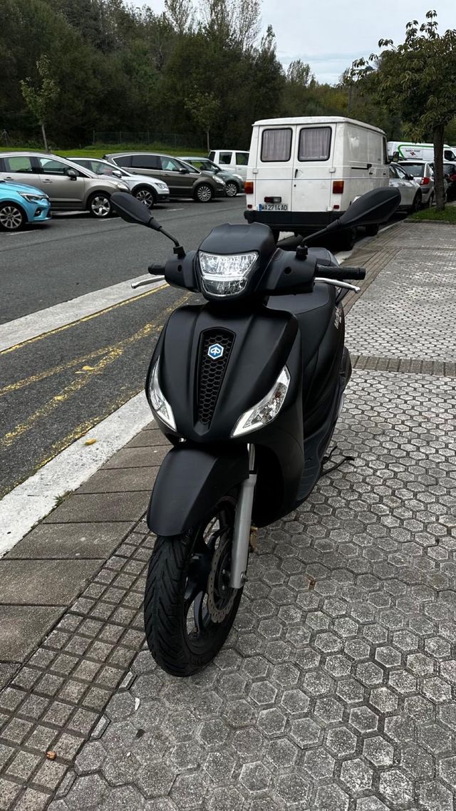 Moto negra Piaggio X-EVO 125
