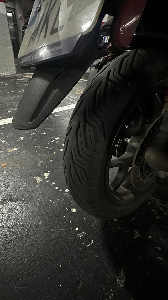 Moto negra Piaggio X-EVO 125