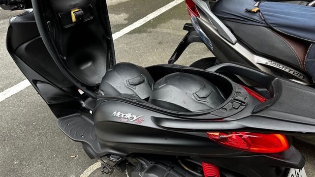 Moto negra Piaggio X-EVO 125