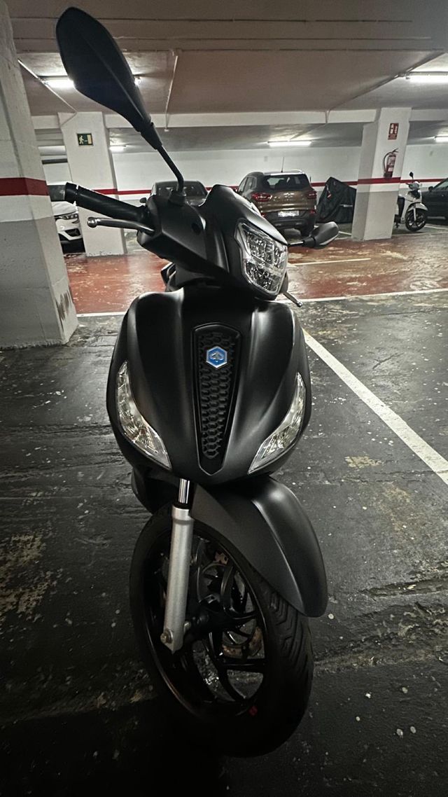 Moto negra Piaggio X-EVO 125