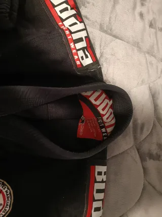 Kimono y Guantes Buddha MMA Negros