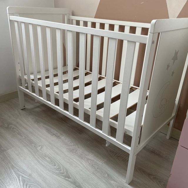 Cuna de bebé regulable + colchón + regalos