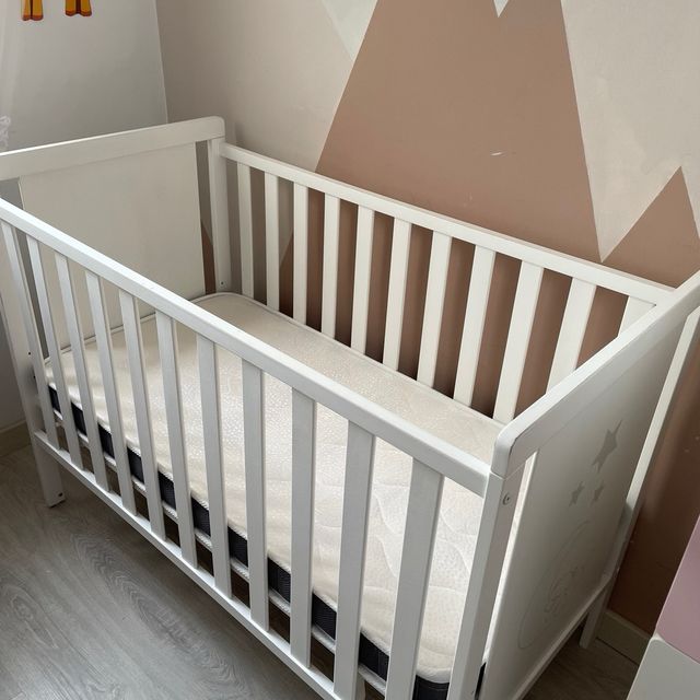 Cuna de bebé regulable + colchón + regalos