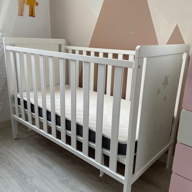 Cuna de bebé regulable + colchón + regalos