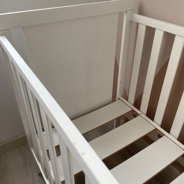 Cuna de bebé regulable + colchón + regalos