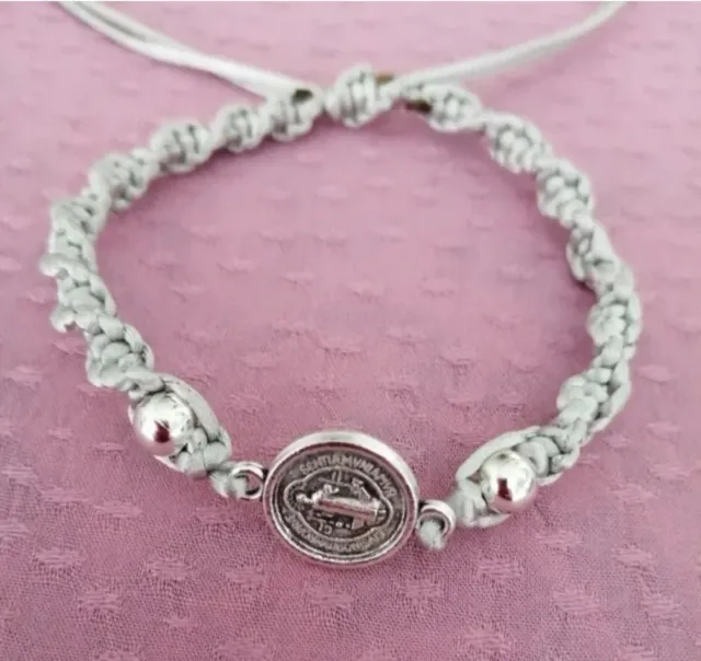 Pulsera en Macramé con medalla de San Benito