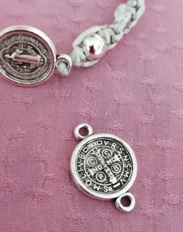 Pulsera en Macramé con medalla de San Benito