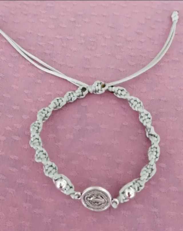 Pulsera en Macramé con medalla de San Benito