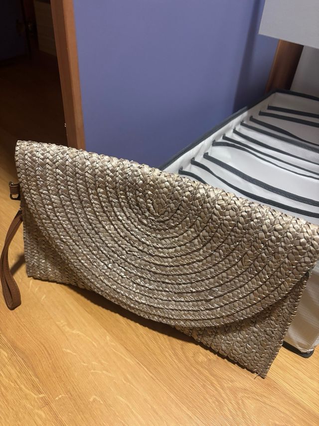 Monederos beige y dorado