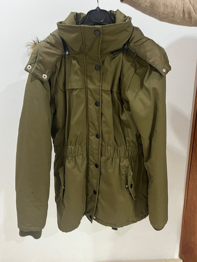 Chaqueta verde militar con capucha