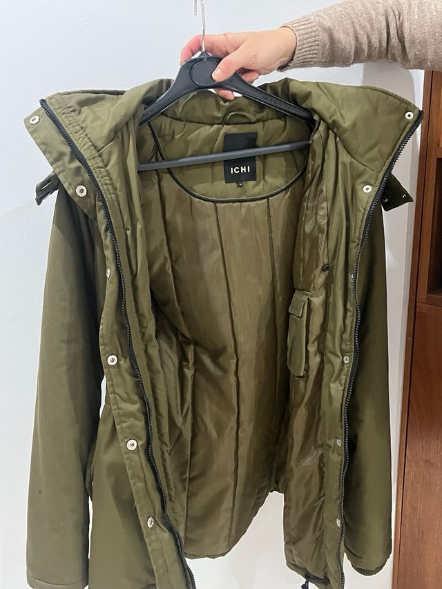Chaqueta verde militar con capucha