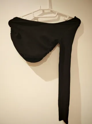 Top negro asimétrico