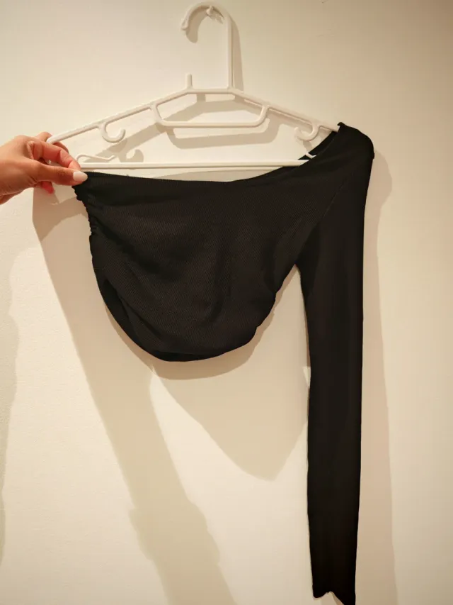 Top negro asimétrico