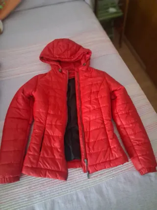 Anorak rojo con capucha