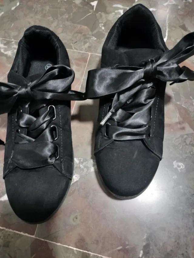 Zapatillas negras con lazo de satén