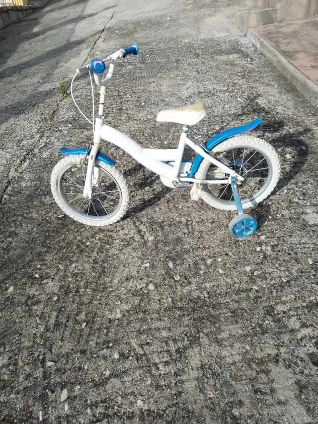 Bicicleta infantil blanca y azul