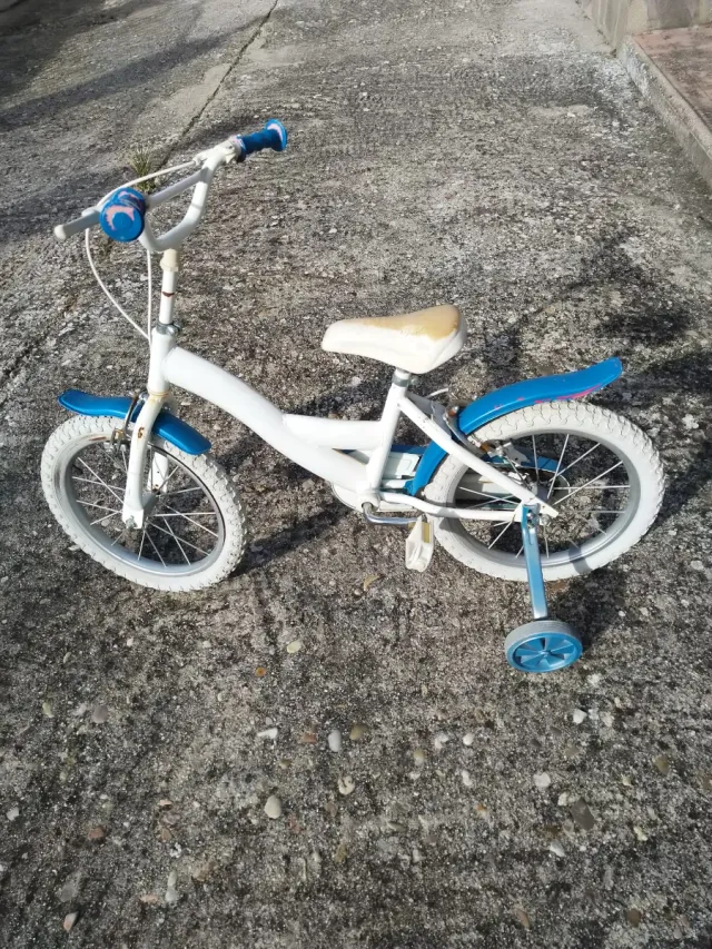 Bicicleta infantil blanca y azul