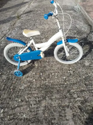 Bicicleta infantil blanca y azul