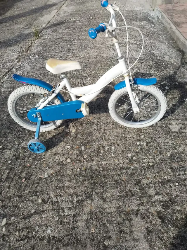 Bicicleta infantil blanca y azul