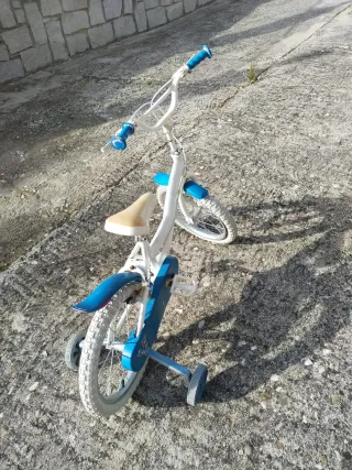 Bicicleta infantil blanca y azul