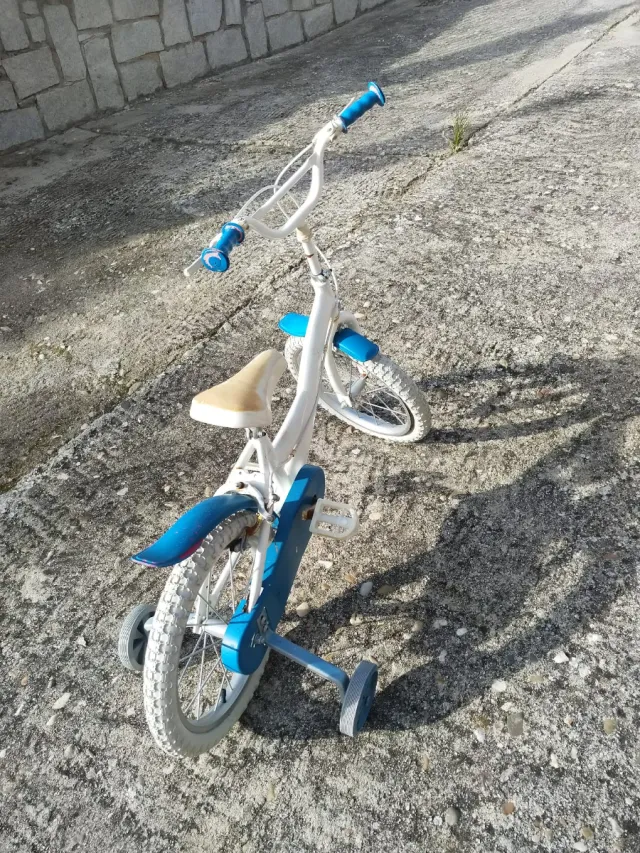Bicicleta infantil blanca y azul