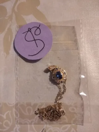 Colar com pedra azul e dourado