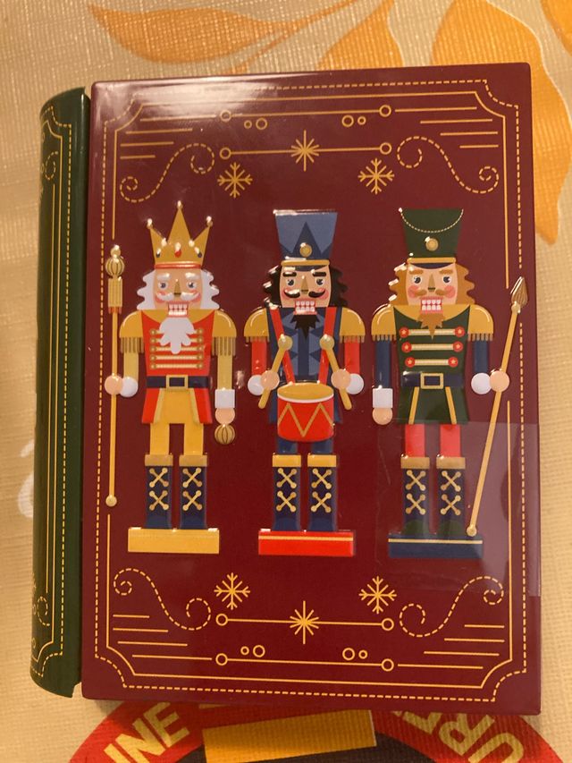 Lata Metálica Cascanueces