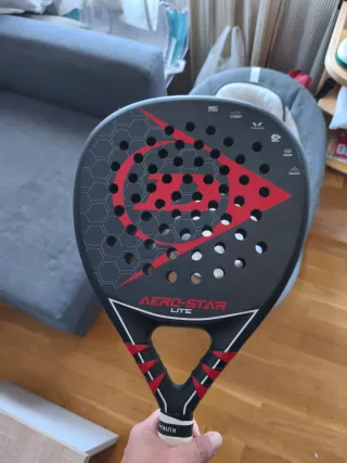 Pala de pádel Dunlop muy ligera 350g muy manejable
