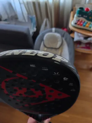 Pala de pádel Dunlop muy ligera 350g muy manejable