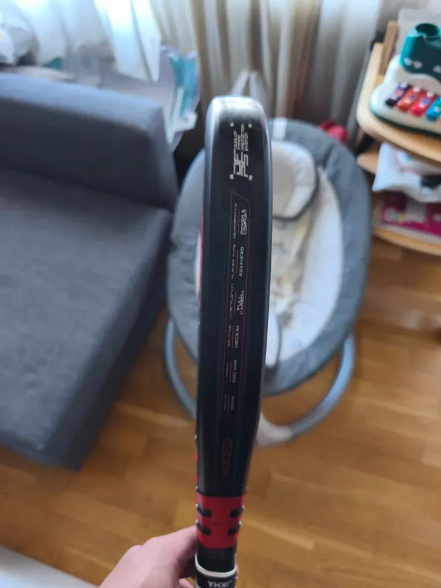 Pala de pádel Dunlop muy ligera 350g muy manejable