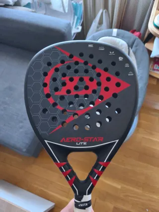 Pala de pádel Dunlop muy ligera 350g muy manejable