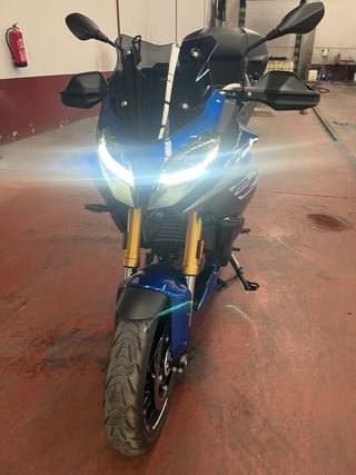 BMW F900XR - Como nueva, 4000 km con todos extras
