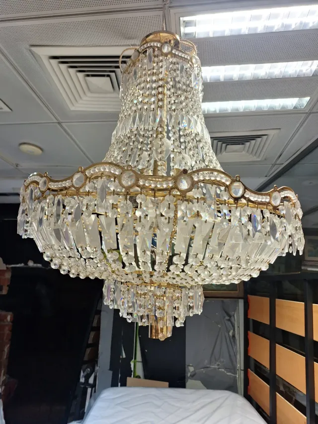 Lámpara de araña de cristal y metal