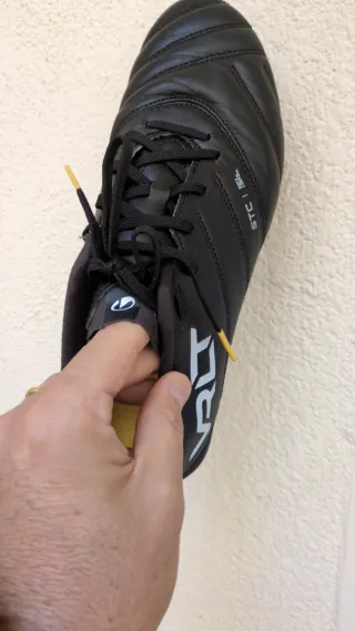 Botas de fútbol negras