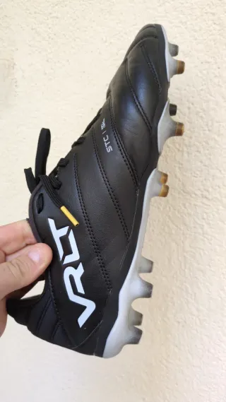 Botas de fútbol negras