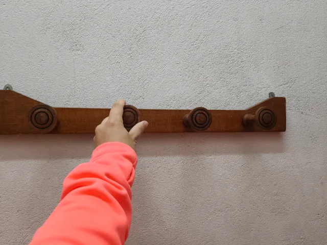 Appendiabiti in legno antico