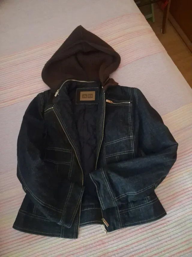 Chaqueta AD azul con capucha marrón