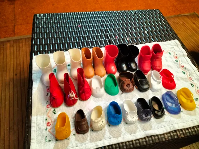 Zapatos desparejados para muñeca Nancy