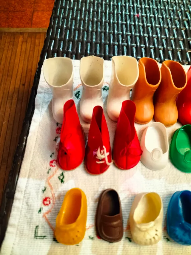 Zapatos desparejados para muñeca Nancy