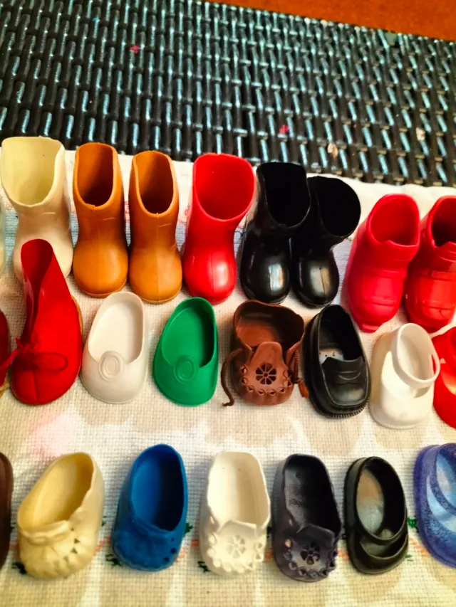 Zapatos desparejados para muñeca Nancy