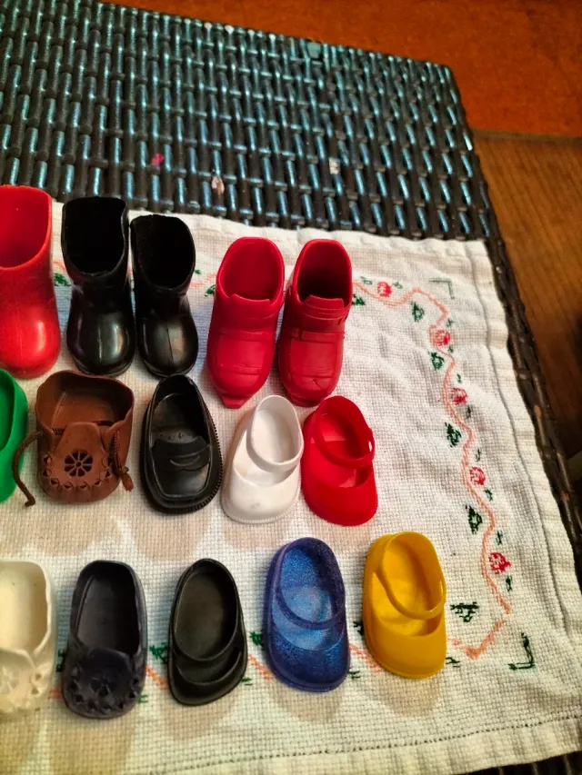 Zapatos desparejados para muñeca Nancy