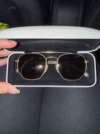 Gafas de sol doradas y negras