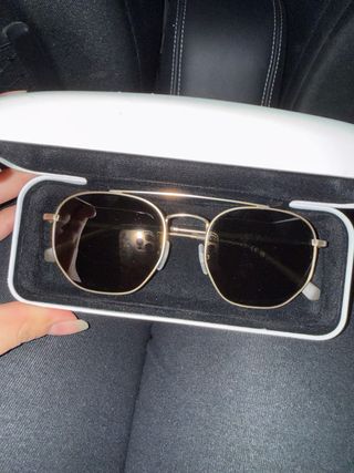 Gafas de sol doradas y negras