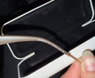 Gafas de sol doradas y negras