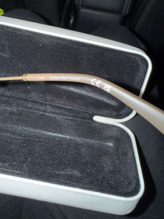 Gafas de sol doradas y negras