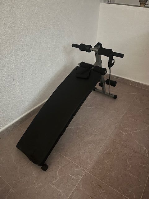 Banco de abdominales y bicicleta estática