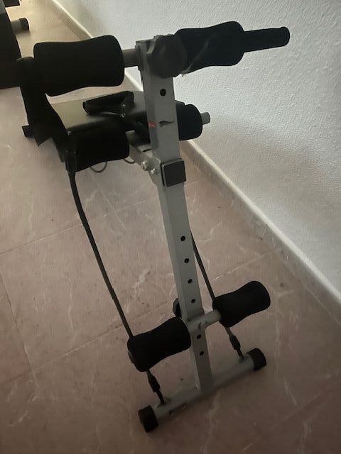 Banco de abdominales y bicicleta estática