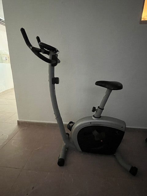 Banco de abdominales y bicicleta estática
