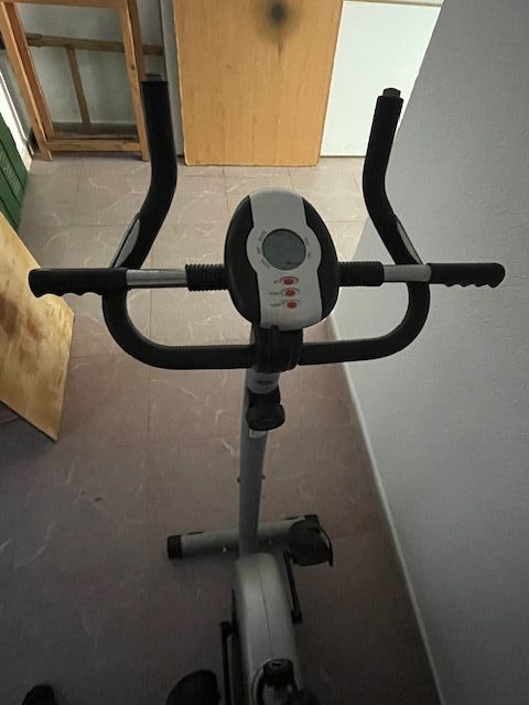 Banco de abdominales y bicicleta estática